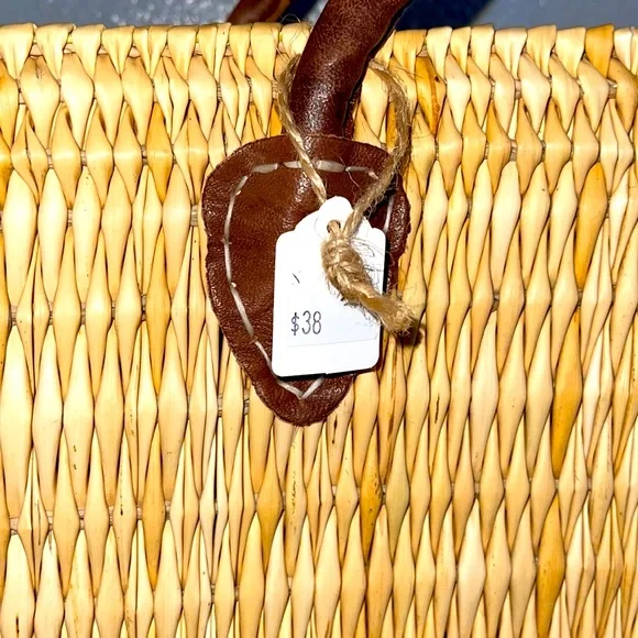 Adorable Wicker bag! - Picture 2 of 4